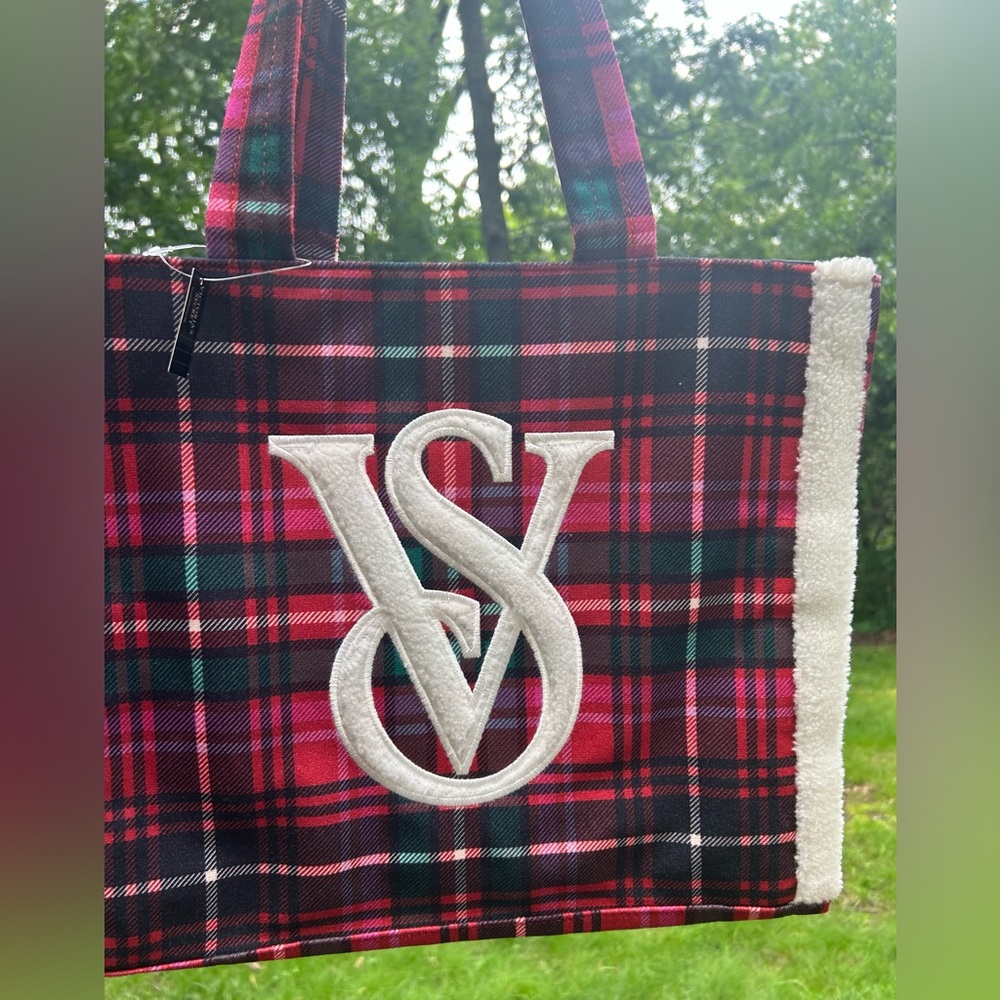 NWT Victoria Secret Plaid Sherpa Christmas Tote - Picture 3 of 15